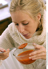 ALIMENTATION FEMME SOUPE WOMAN EATING SOUP