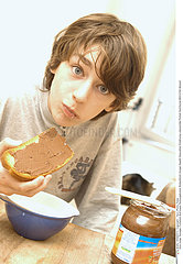 ALIMENTATION ADOLESCENT PETIT D. ADOLESCENT EATING BREAKFAST