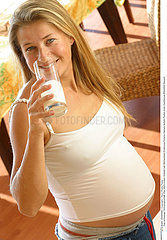 FEMME ENCEINTE BOISSON PREGNANT WOMAN WITH A DRINK