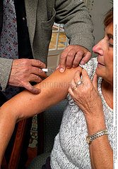 VACCIN 3EME AGE VACCINATING AN ELDERLY PERSON