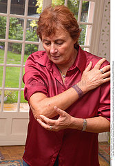 DOULEUR COUDE 3EME AGE ELBOW PAIN IN AN ELDERLY PERSON
