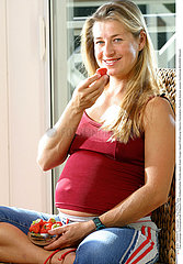 FEMME ENCEINTE ALIMENTATION PREGNANT WOMAN EATING