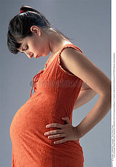 FEMME ENCEINTE INTERIEUR PREGNANT WOMAN INDOORS