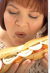 FEMME ALIMENTATION WOMAN EATING