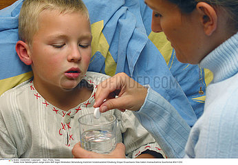 THERAPEUTIQUE ENFANT CHILD TAKING MEDICATION