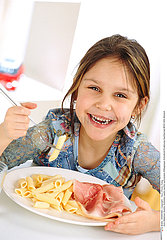 ALIMENTATION ENFANT REPAS VIANDE CHILD EATING MEAT