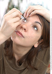 COLLYRE FEMME WOMAN USING EYE LOTION