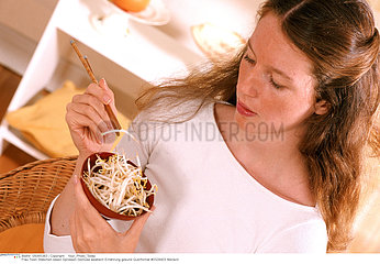 ALIMENTATION FEMME CRUDITE WOMAN EATING SALAD