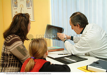 CONSULTATION HOPITAL ENFANT CHILD AT HOSPITAL CONSULTATION