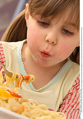 ALIMENTATION ENFANT FECULENT CHILD EATING STARCHY FOOD