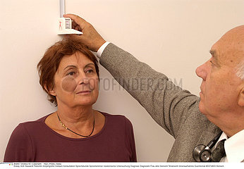 TAILLE 3EME AGE MEASURING HEIGHT  ELDERLY PERSON