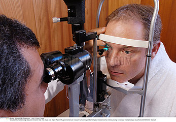 OPHTALMOLOGIE HOMME OPHTHALMOLOGY  MAN