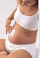 FEMME ENCEINTE SOINS PREGNANT WOMAN  CARE