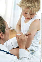 VACCIN ENFANT VACCINATING A CHILD