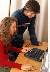 INFORMATIQUE UTILISATEUR ADO TEENAGER AT A COMPUTER
