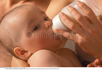 ALIMENTATION NOURRISSON BIBERON INFANT DRINKING FROM BABY BOTTLE