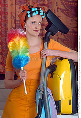 INTERIEUR MENAGE FEMME WOMAN DOING HOUSEWORK