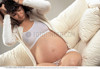 FEMME ENCEINTE INTERIEUR DOULEUR PREGNANT WOMAN IN PAIN  INDOORS