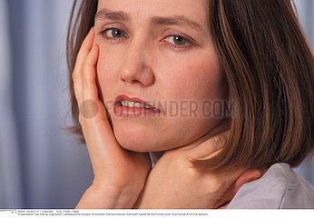 DOULEUR DENT FEMME PAINFUL TOOTH IN A WOMAN
