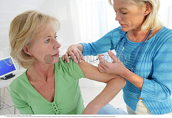 VACCIN 3EME AGE!!VACCINATING AN ELDERLY PERSON