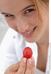 ALIMENTATION FEMME FRUIT!!WOMAN EATING FRUIT