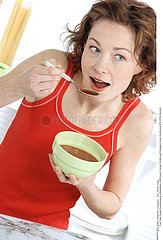 ALIMENTATION FEMME SOUPE WOMAN EATING SOUP