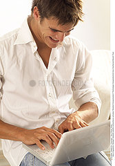 INFORMATIQUE UTILISATEUR HOMME!!MAN USING A COMPUTER