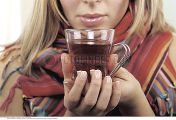 BOISSON CHAUDE FEMME!!WOMAN WITH HOT DRINK