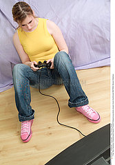 INTERIEUR JEU VIDEO ADOLESCENT ADOLESCENT PLAYING VIDEO GAME