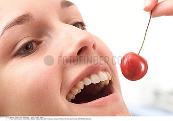 ALIMENTATION FEMME FRUIT WOMAN EATING FRUIT