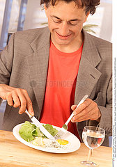 ALIMENTATION HOMME CRUDITE MAN EATING SALAD