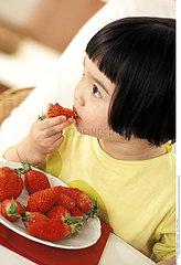 ALIMENTATION ENFANT FRUIT!!CHILD EATING FRUIT