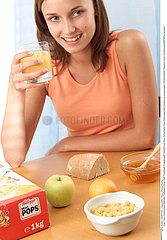 ALIMENTATION FEMME PETIT DEJ. WOMAN EATING BREAKFAST