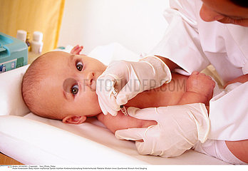 VACCIN NOURRISSON!!VACCINATING AN INFANT
