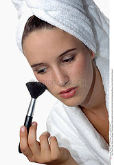 SOINS MAQUILLAGE FEMME!!WOMAN PUTTING ON MAKE-UP