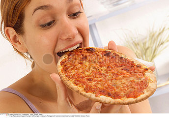 ALIMENTATION FEMME REPAS WOMAN EATING A MEAL