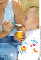 ALIMENTATION NOURRISSON INFANT EATING