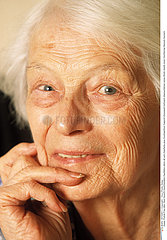 PORTRAIT FEMME +65ANS!!PORTRAIT OF +65 YR-OLD WOMAN