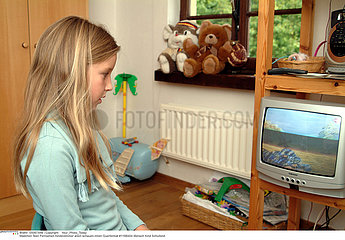 INTERIEUR TELEVISION ENFANT CHILD WATCHING TELEVISION