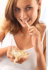 ALIMENTATION FEMME CRUDITE WOMAN EATING SALAD