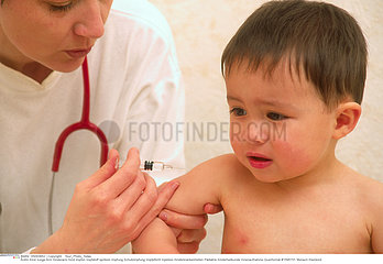 VACCIN NOURRISSON VACCINATING AN INFANT