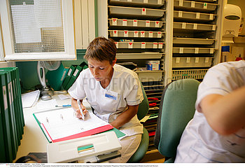INFIRMIERE DOSSIER!!NURSE WITH PATIENT'S RECORD