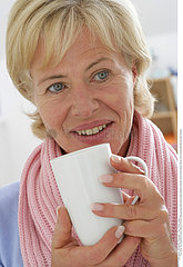 BOISSON CHAUDE 3EME AGE!!ELDERLY PERSON WITH HOT DRINK