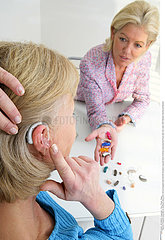 SURDITE CONSULTATION FEMME!!WOMAN CONSULTING FOR HEARING PB.
