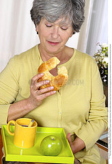 ALIMENTATION 3EME AGE PETIT DEJ.!!ELDERLY PERSON EATING BREAKFAST