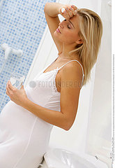 THERAPEUTIQUE FEMME ENCEINTE!!PREGNANT WOMAN TAKING MEDICATION