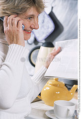 TELEPHONE 3EME AGE ELDERLY PERSON AT TELEPHONE