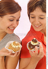 ALIMENTATION FEMME SUCRERIE WOMAN EATING SWEETS