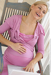 FEMME ENCEINTE INTERIEUR ACTIV.!!ACTIVE PREGNANT WOMAN INDOORS