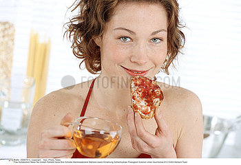 ALIMENTATION FEMME PETIT DEJ. WOMAN EATING BREAKFAST